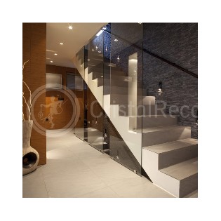 Spot encastrable ECLO carré et inclinaison 30º, finition nickel.