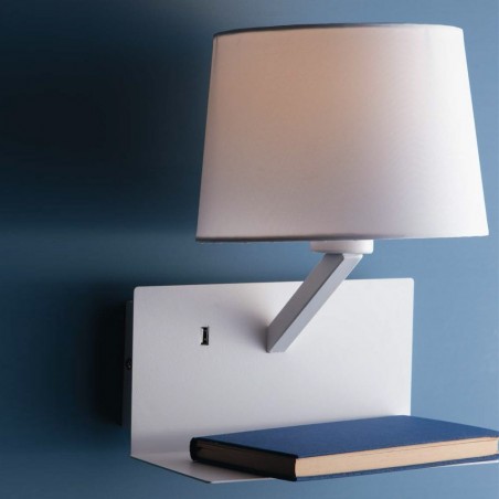 Applique avec étagère et Ciak USB